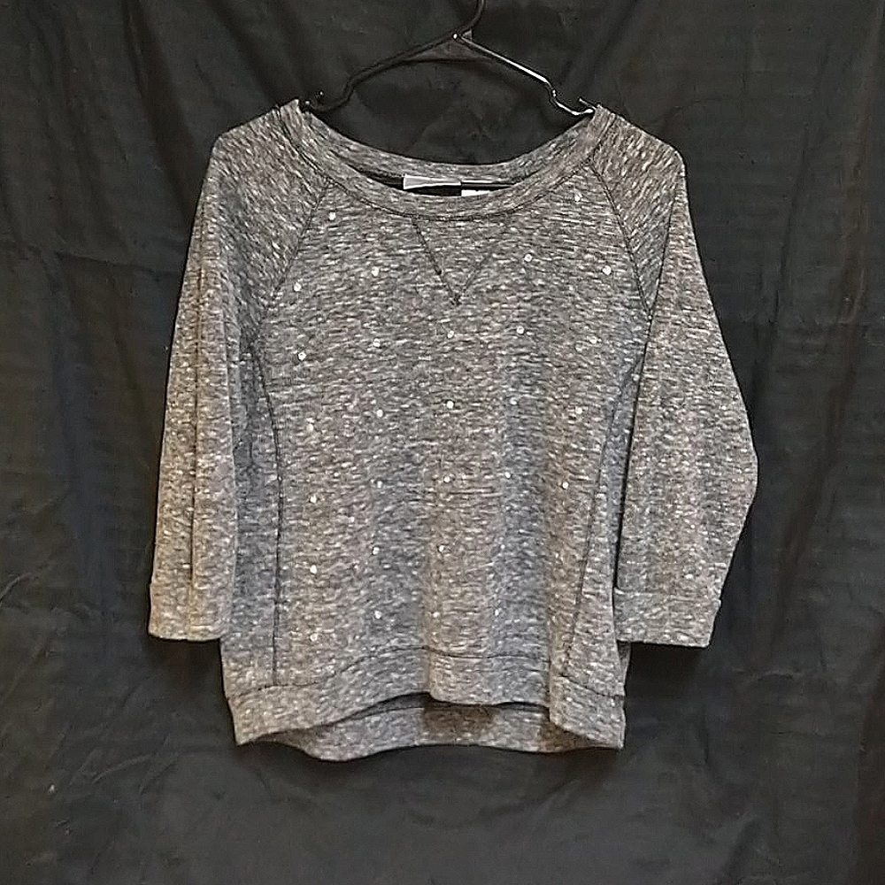 A quarter sleeve shirt